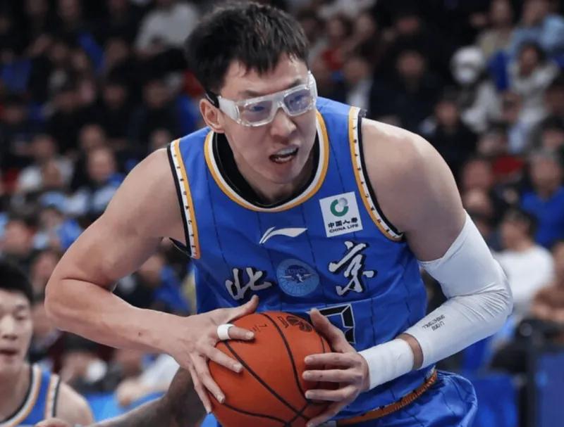 雷竞技APP-北京遭致命打击！周琦眼部受伤，外加2内线伤停，后续内线咋办？